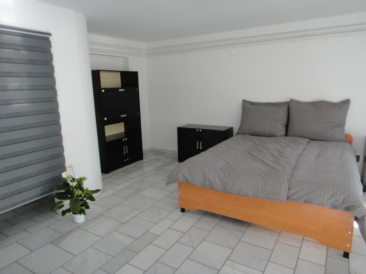 Liliom Apartment Сегед Екстериор снимка